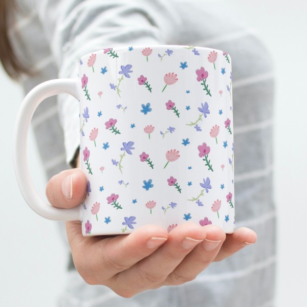 Mug en céramique avec motif floral délicat, idéal pour savourer votre café matinal avec élégance et style!